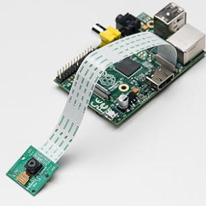Camera Module được lắp trên bo mạch Raspberry Pi